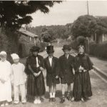 Des enfants déguisées dans la rue principale de la cité des Cheminots à Longpré les Corps Saints, à la fin des années 1960.