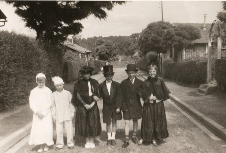 Des enfants déguisées dans la rue principale de la cité des Cheminots à Longpré les Corps Saints, à la fin des années 1960.