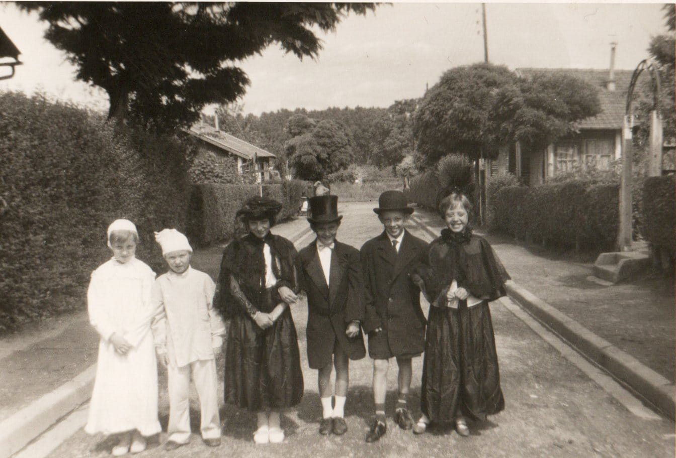 Des enfants déguisées dans la rue principale de la cité des Cheminots à Longpré les Corps Saints, à la fin des années 1960.