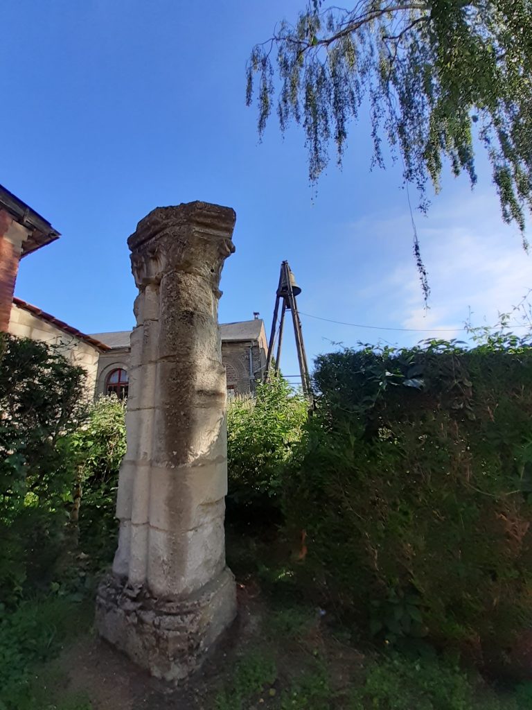 Vue sur la derniÃ¨re cloche de LongprÃ© et sur une colonne.