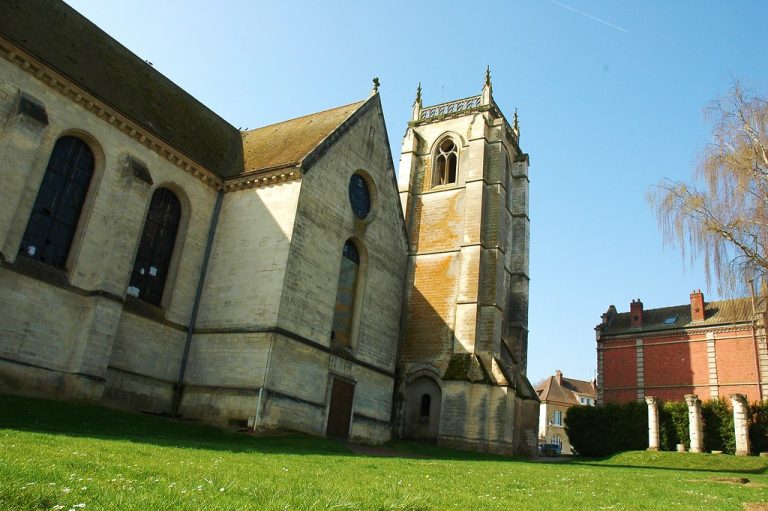 La CollÃ©giale vue de derriÃ¨re, les colonnes.
