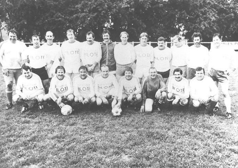 Équipe de football vétérans 1981 à Longpré les Corps Saints.