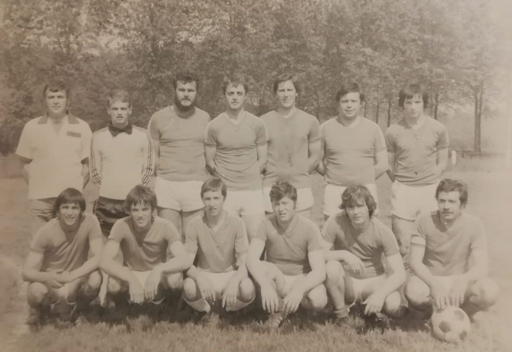 L'équipe sénior de L'ACL à Longpré les Corps Saints vers 1975-1976.