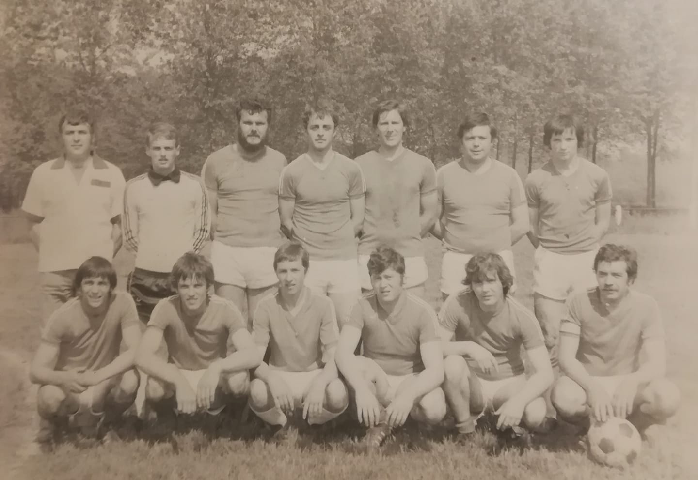 L'Ã©quipe sÃ©nior de L'ACL Ã  LongprÃ© les Corps Saints vers 1975-1976.