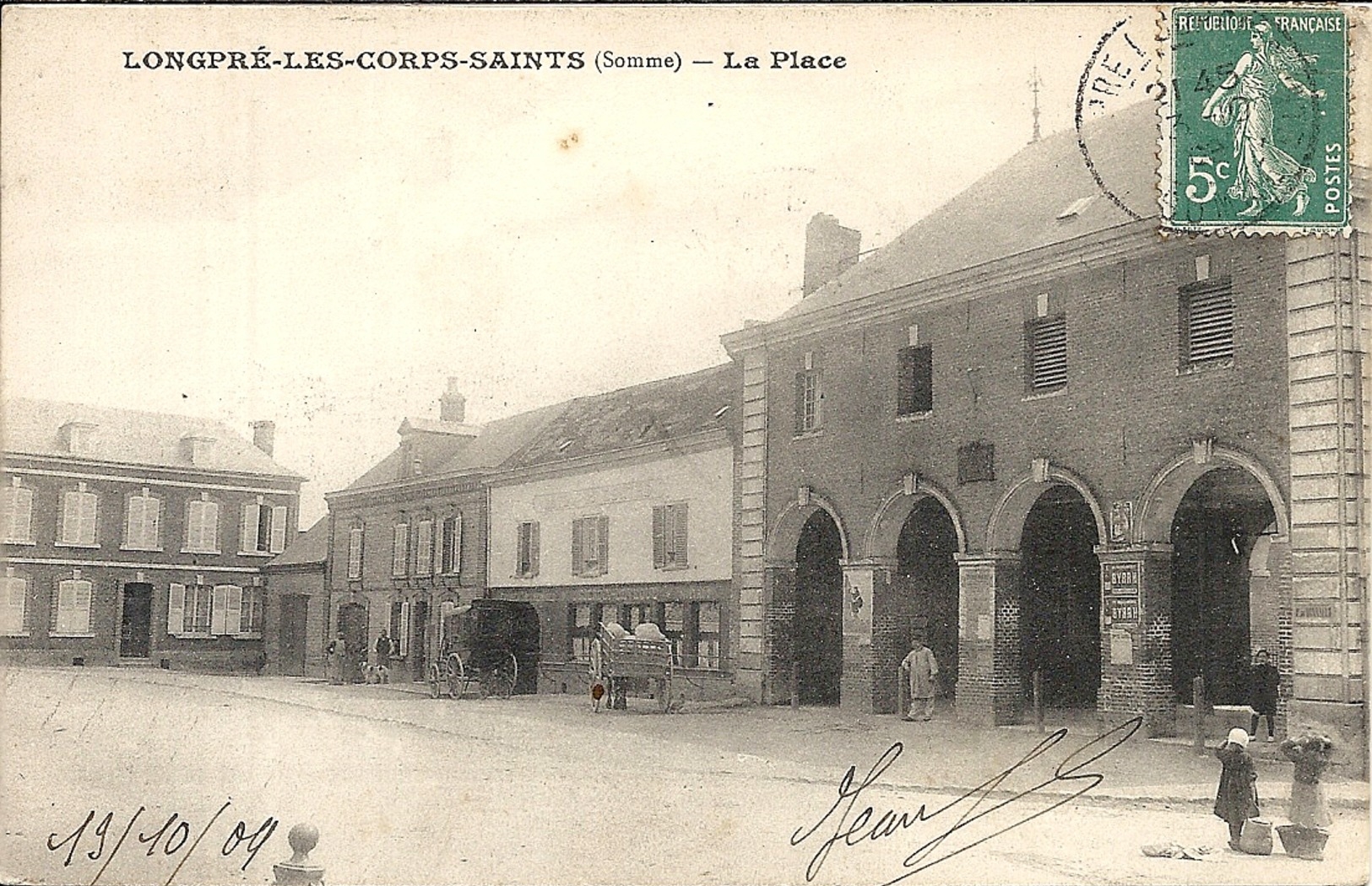 La place du marchÃ© Ã  LongprÃ© les Corps Saints