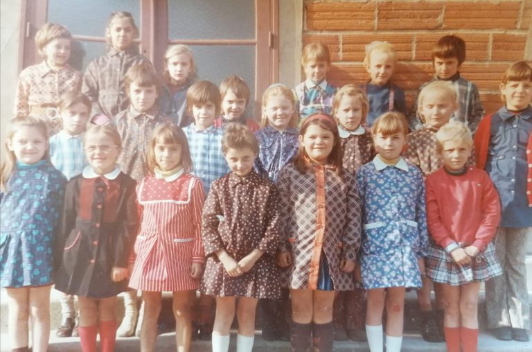 Photo de classe LongpÃ©, Ã©cole des filles vers 1971.