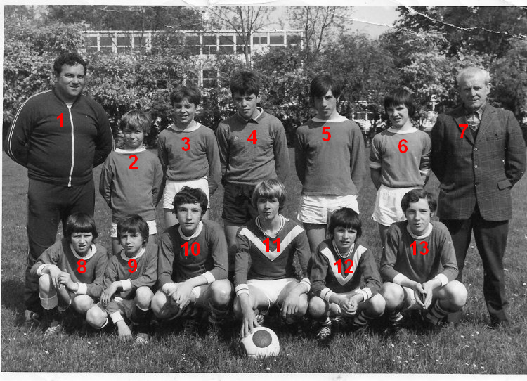 Ã‰quipe de football de LongprÃ© les Corps Saints avec numÃ©ros en 1974.