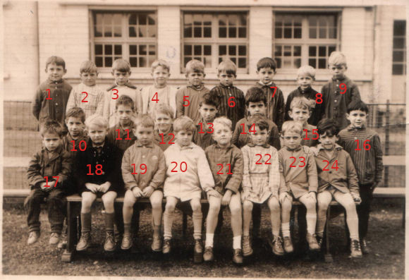 Photo de classe LongprÃ©-CE1 vers 1964, numÃ©rotÃ©.
