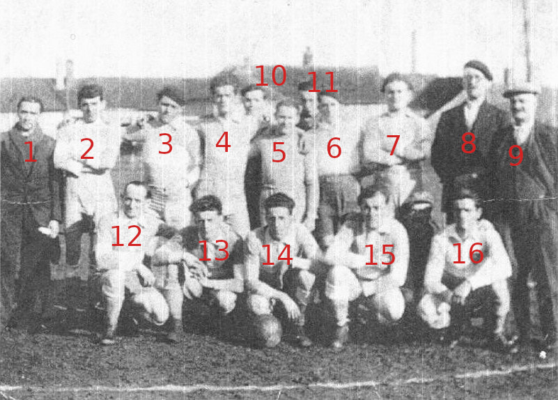 Ã‰quipe de football de LongprÃ© les Corps Saints vers 1930, personnages numÃ©rotÃ©s.