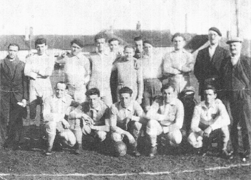 Équipe de football de Longpré les Corps Saints vers 1930.