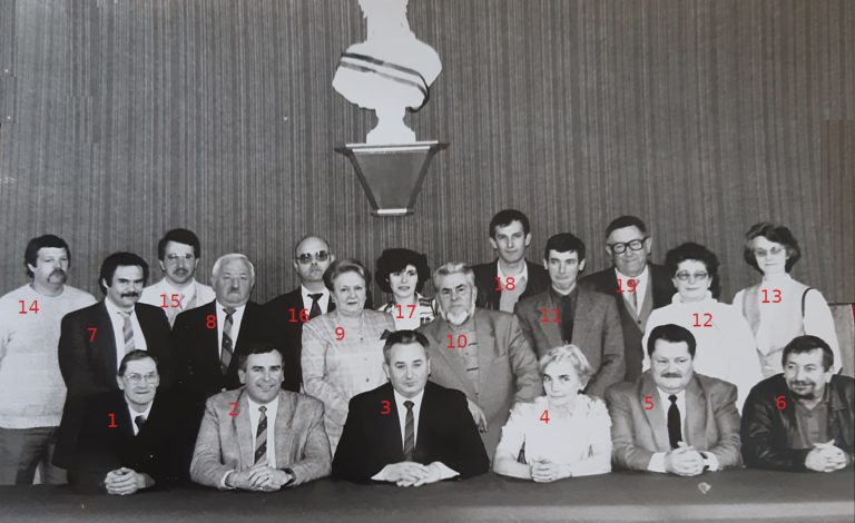 Conseil municipal Ã  LongprÃ© dans les annÃ©es 80, numÃ©rotÃ©.