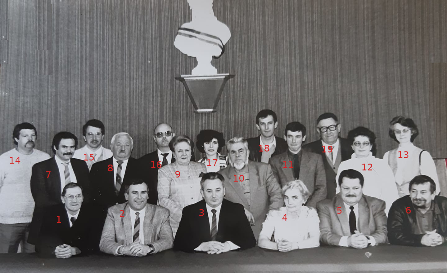 Conseil municipal Ã  LongprÃ© dans les annÃ©es 80, numÃ©rotÃ©.