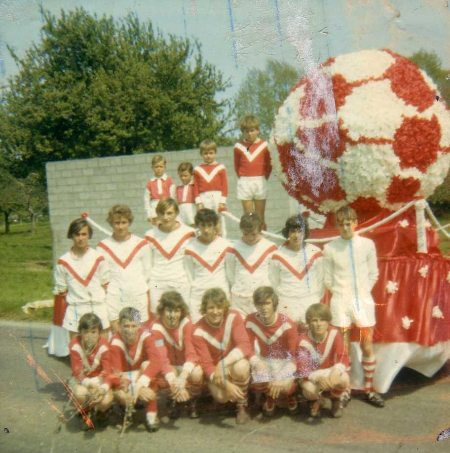 Ã‰quipe de jeunes de l'ACL LongprÃ© lors d'un carnaval ou fÃªte.