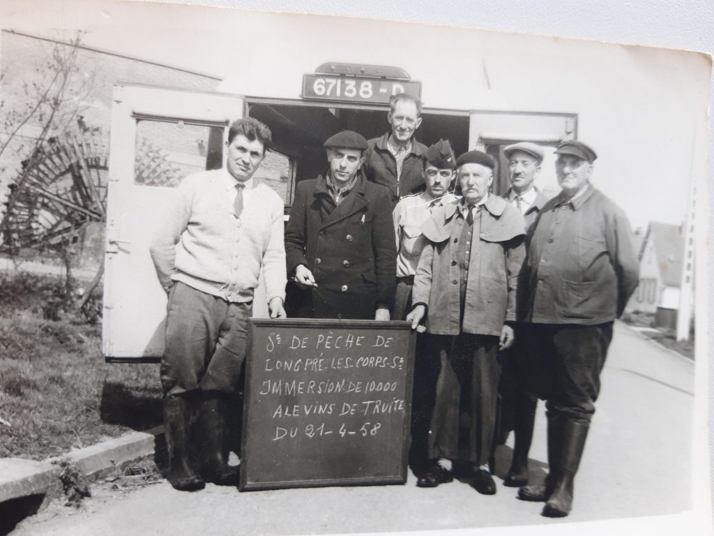 Un rempoissonnement d'alevins de truites Ã  LongprÃ© le 21 avril 1958