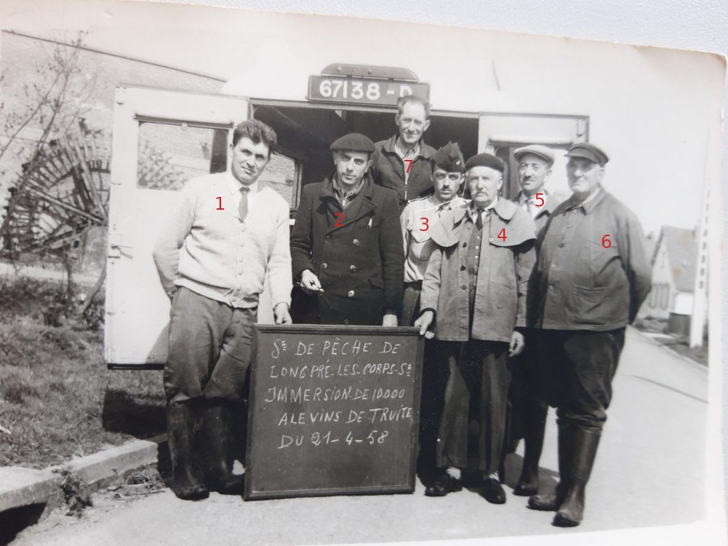 Un rempoissonnement d'alevins de truites Ã  LongprÃ© le 21 avril 1958-numÃ©rotÃ©.