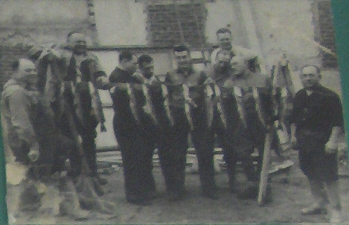 Beaucoup d'admirateurs du champion.....et du tableau. A droite: M. Beauvais, propriÃ©taire de l'hÃ´tel-restaurant Â«Le PicardieÂ».