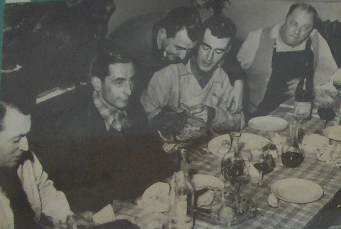A l'arriÃ¨re plan (ci-dessus) discutant avec Fausto Coppi: son frÃ¨re.