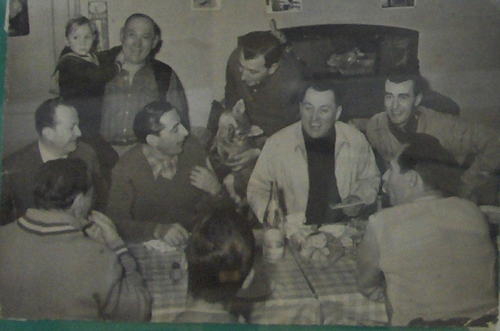La joyeuse bande avec Ã  l'arriÃ©re plan, M. Beauvais avec un enfant dans les bras.
