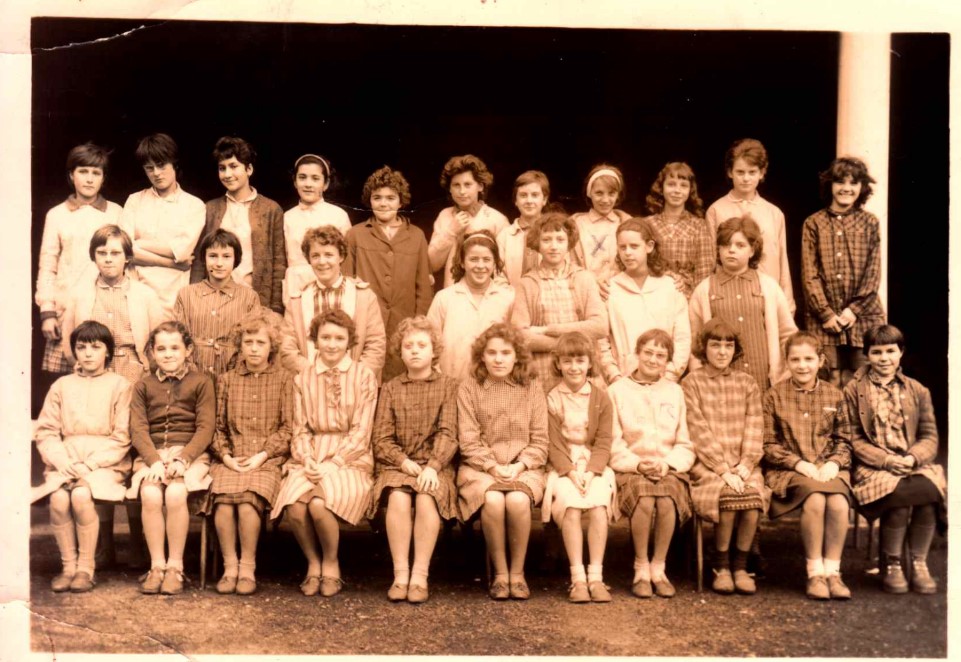 Photo de classe primaire Ã  LongprÃ©, annÃ©e inconnue.