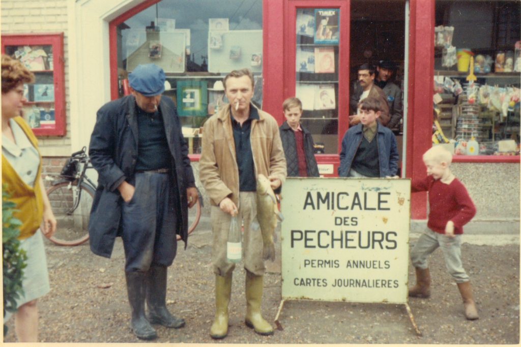 PÃªcheur devant la Maison de la Pressede M. et Mme Testelin vers 1975.