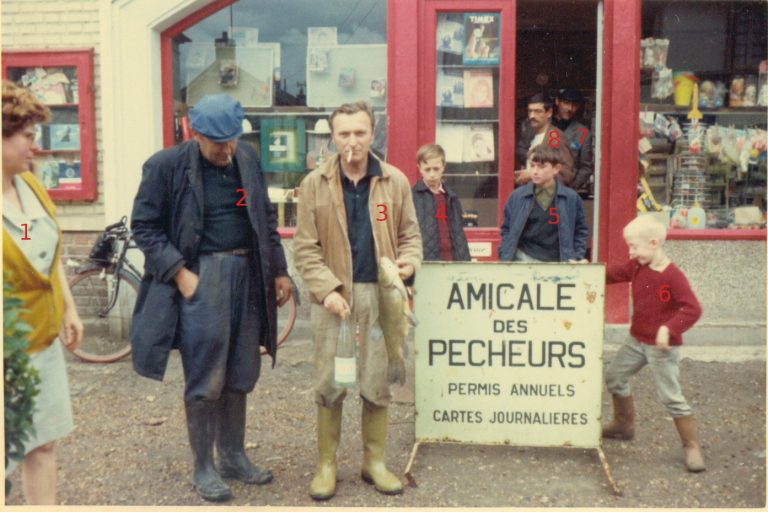 PÃªcheur devant Presse M. et Mme Testelin vers 1975-numÃ©rotÃ©.