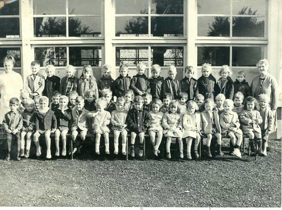 Les classes filles et garÃ§on CP en 1969.