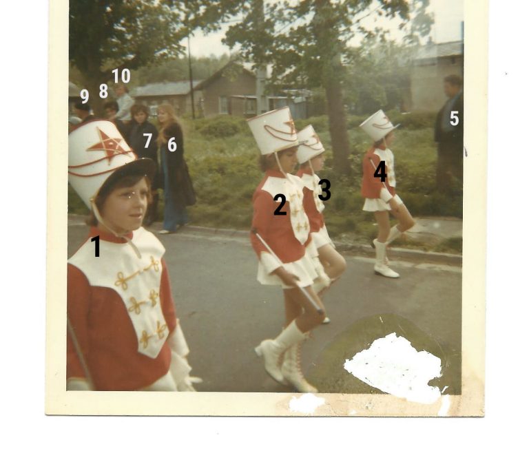 Jeunes majorettes défilant dans les rues de Longpré, au fond le Marquelet..numéroté.