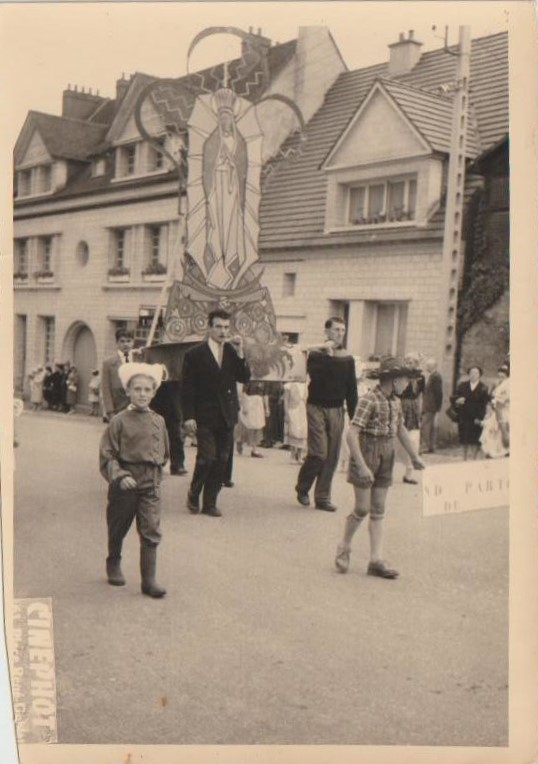 Procession Ã  LongprÃ©, annÃ©e inconnue.