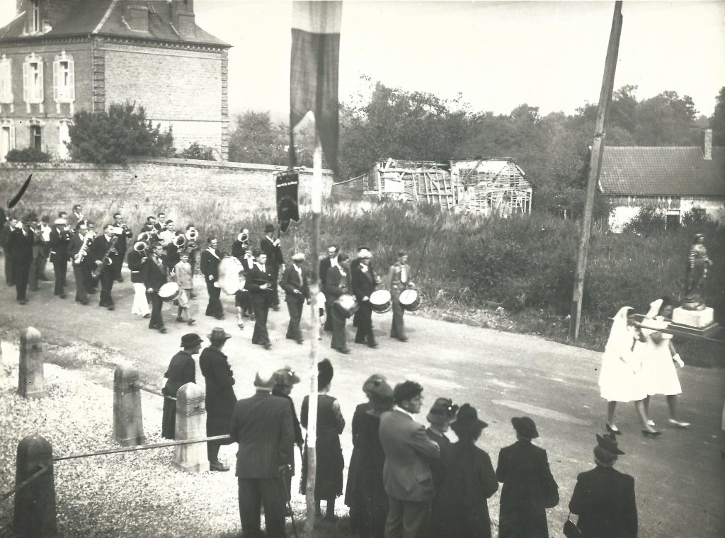 procession du 1 septembre 1945 à Longpré les corps saints.