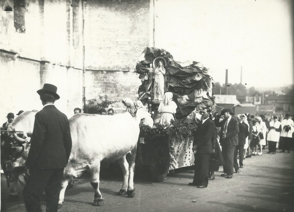 procession du 1 septembre 1945 à Longpré les corps saints.