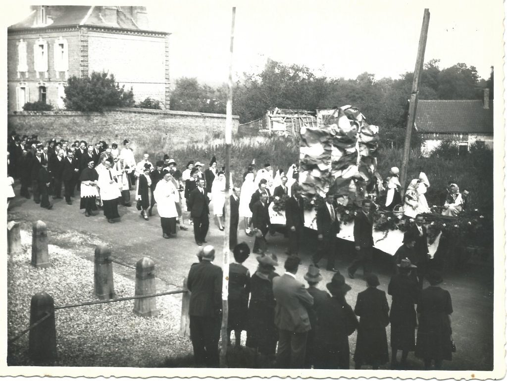 procession du 1 septembre 1945 à Longpré les corps saints.