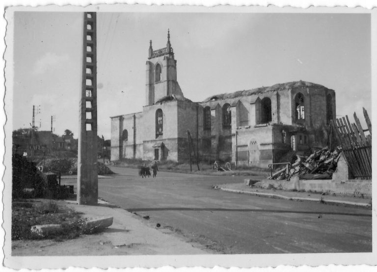 CollÃ©giale de LongprÃ© en 1945, la dÃ©solation.