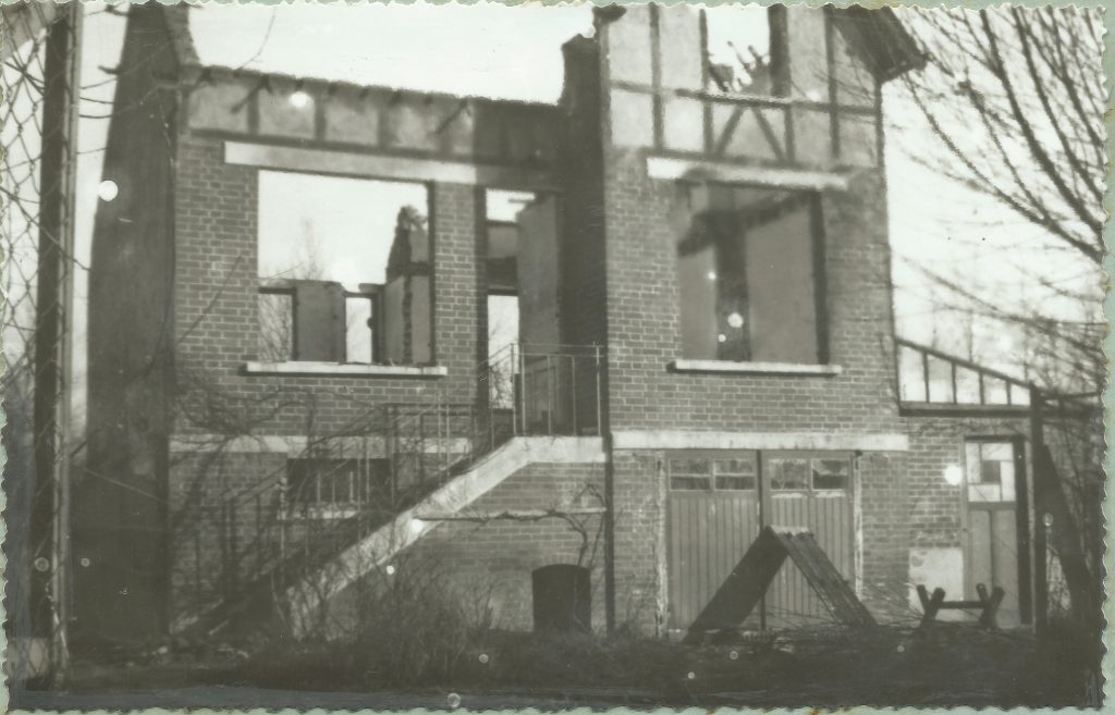 Une maison détruite.