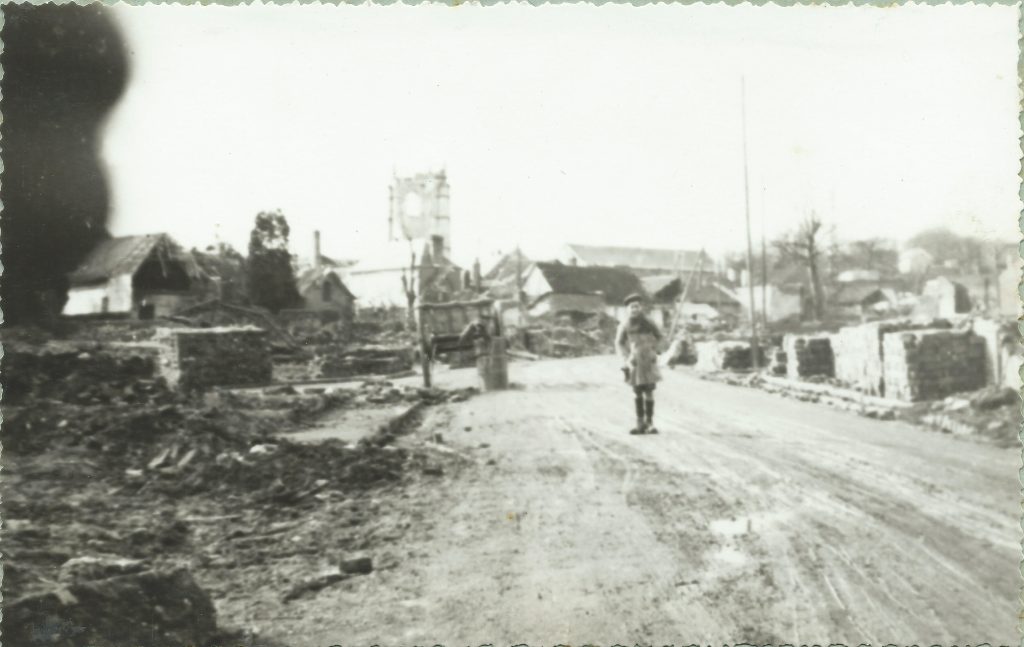 Longpré dévasté, rue du moulin, face à la mairie.