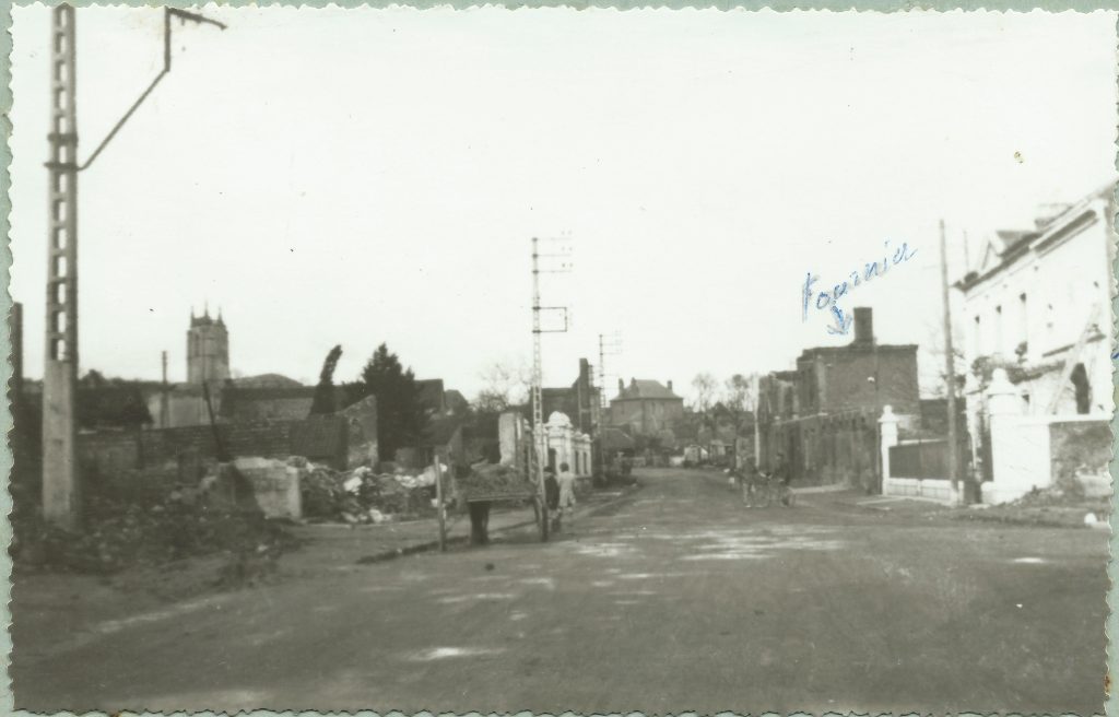 Longpré dévasté, la grande rue, avec à droite l'avenue de la gare.