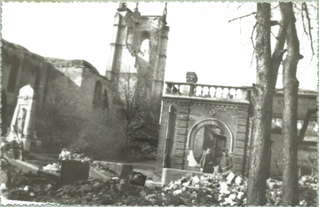 longpré dévasté, place de la mairie.