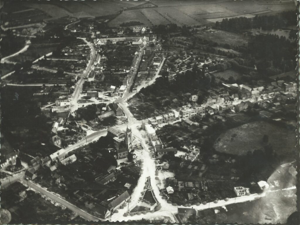 Vue aérienne de la reconstruction du village de Longpré les Corps Saints vers 1950.