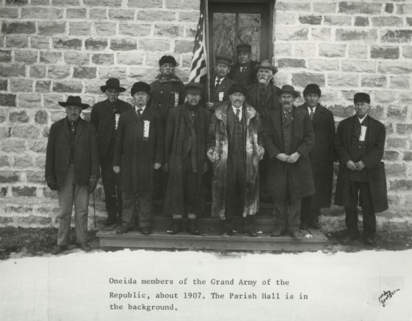 Membres Oneidas de la Grande Armée de la République. La salle paroissiale est visible à l'arrière-plan.