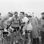 Raymond Poulidor, Fausto Coppi et Louison Bobet lors de la course cycliste Paris-Bruxelles le 24 avril 1955. (Photo by Keystone-FranceGamma-Rapho via Getty Images)